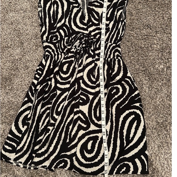 Women's Black & White Abstract Print Dress V Neck NWT Size PM - Picture 6 of 6